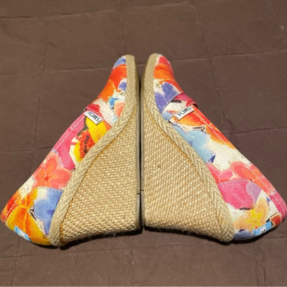 TOMS Womens Size 6.5 Red Floral Watercolor Peep Toe Slip-on Wedge Heels - Picture 4 of 5